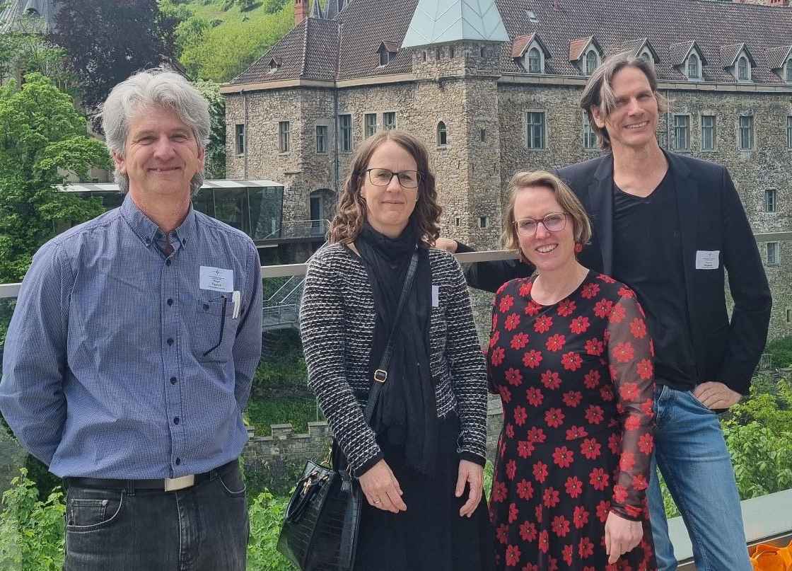 4 Personen stehen vor dem Schloss Rothschild