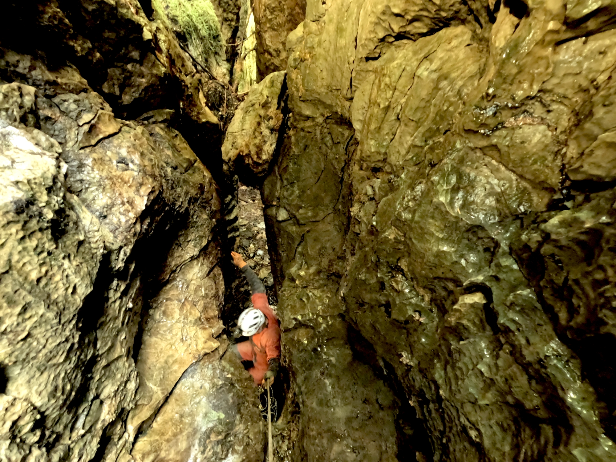 Person in einer Höhle