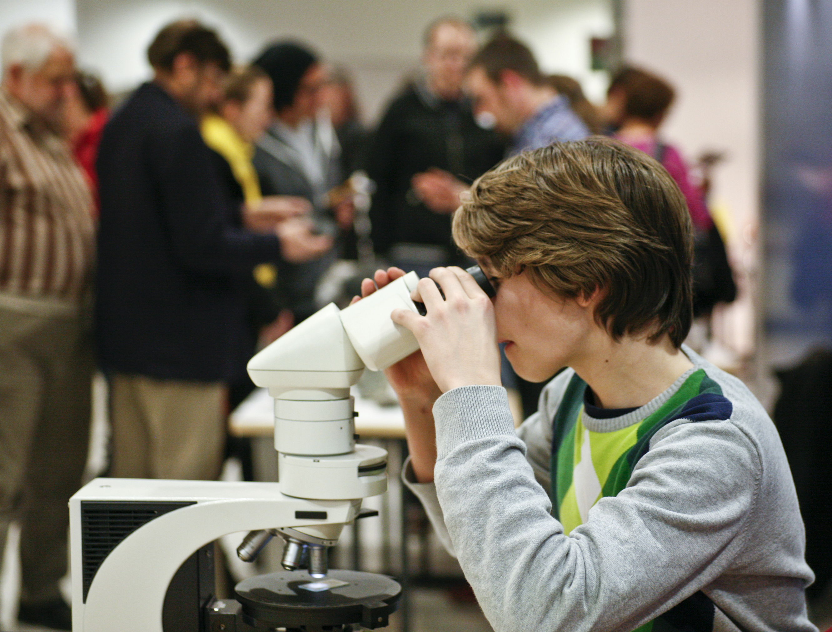 Kind an einem Mikroskop