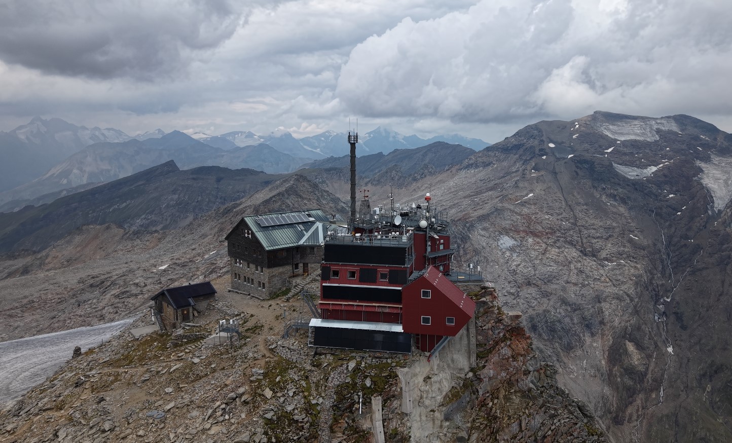 Sonnblickobservatorium und Zittelhaus aus der Luft