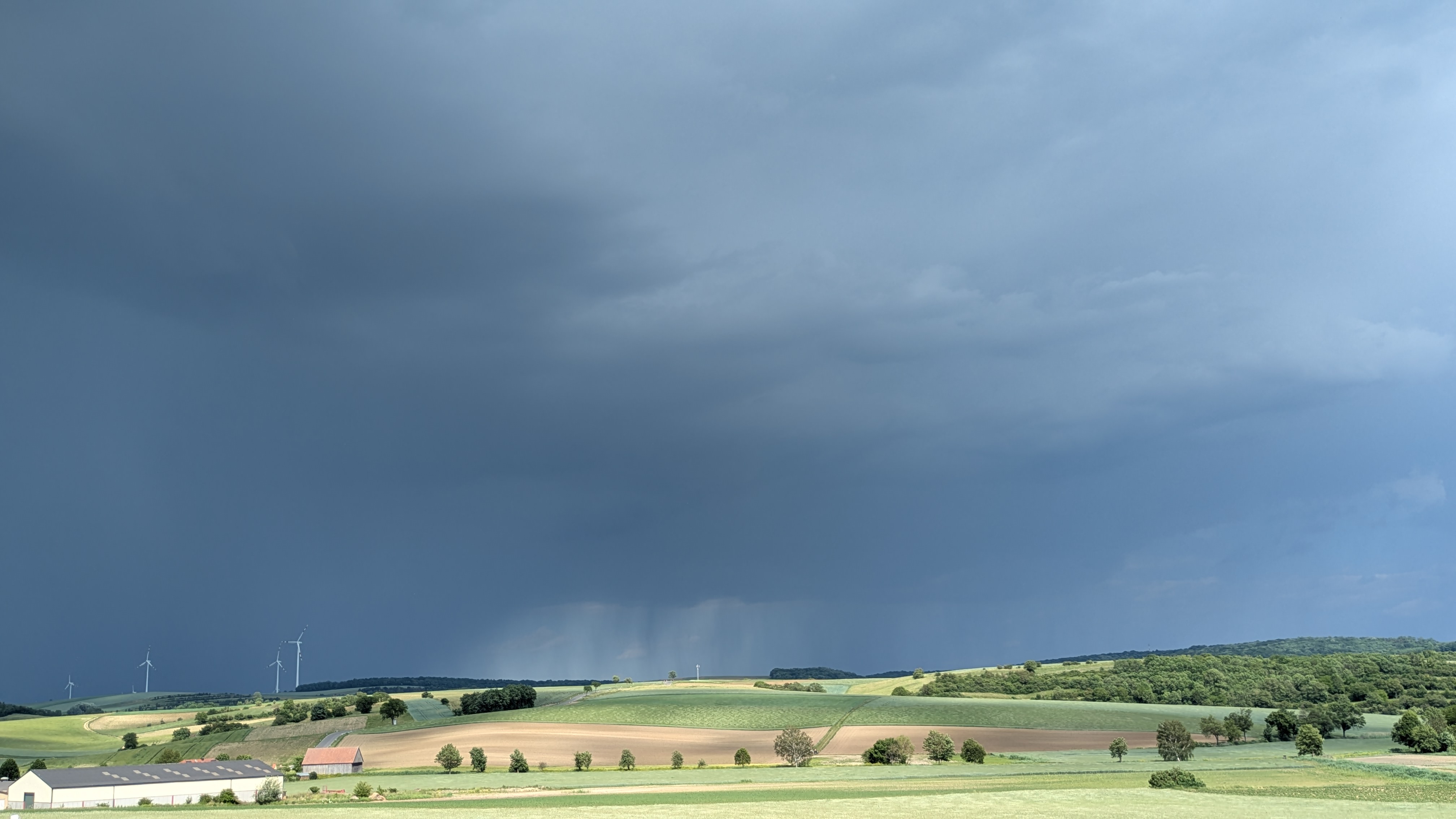 Gewitterwolken über einem Windpark