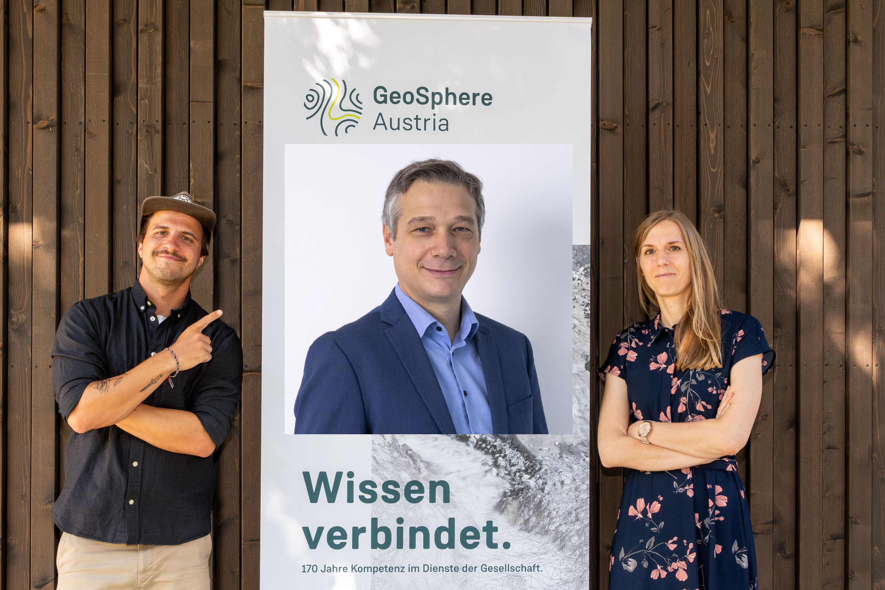 3 Personen vor einer Wand
