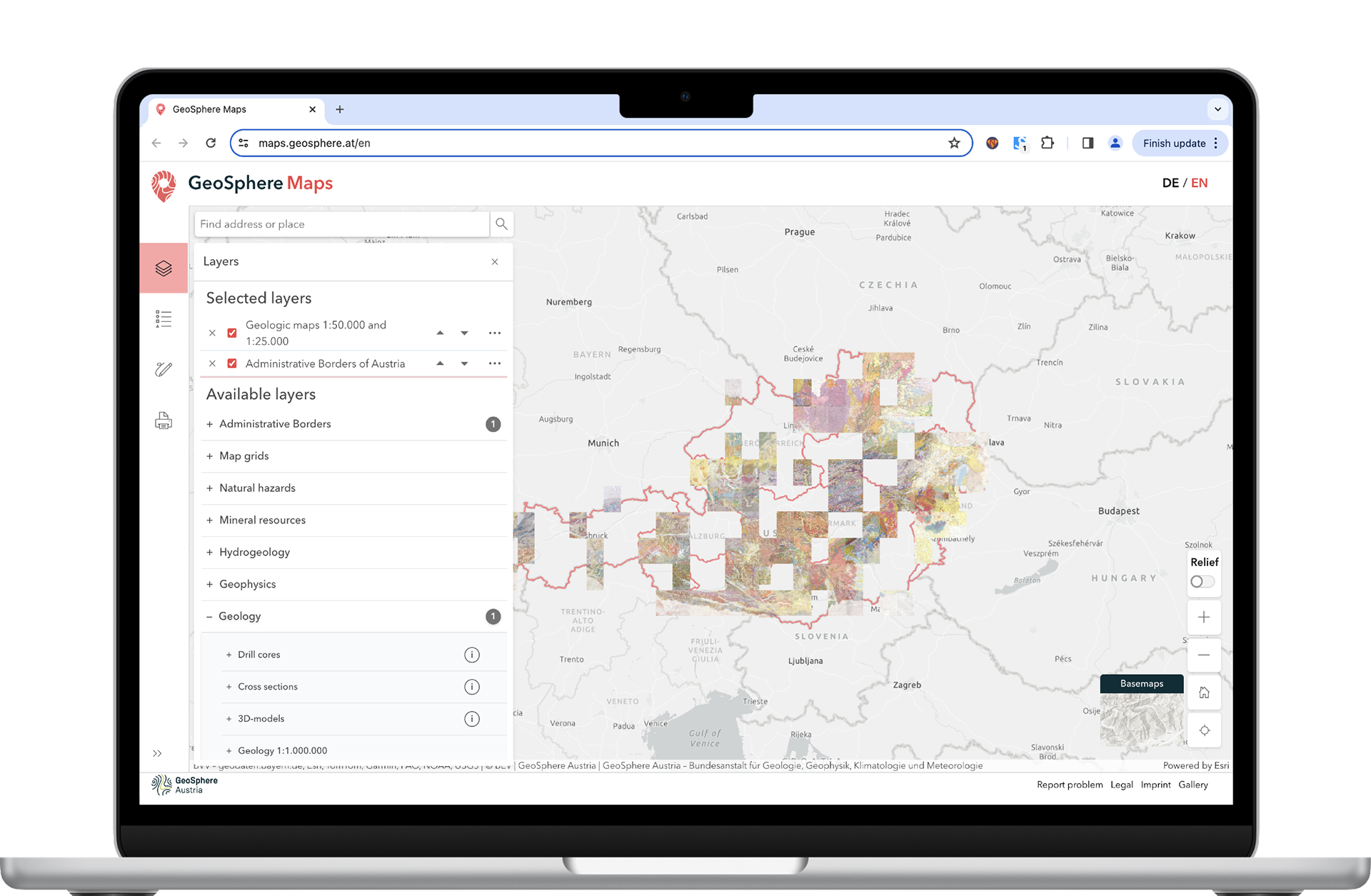 Screenshot der Website GeoSphere Map mit dem abgebildeten Layer "Geologische Karten 1:50.000 und 1:25.000 in einem aufgeklappten Laptop.