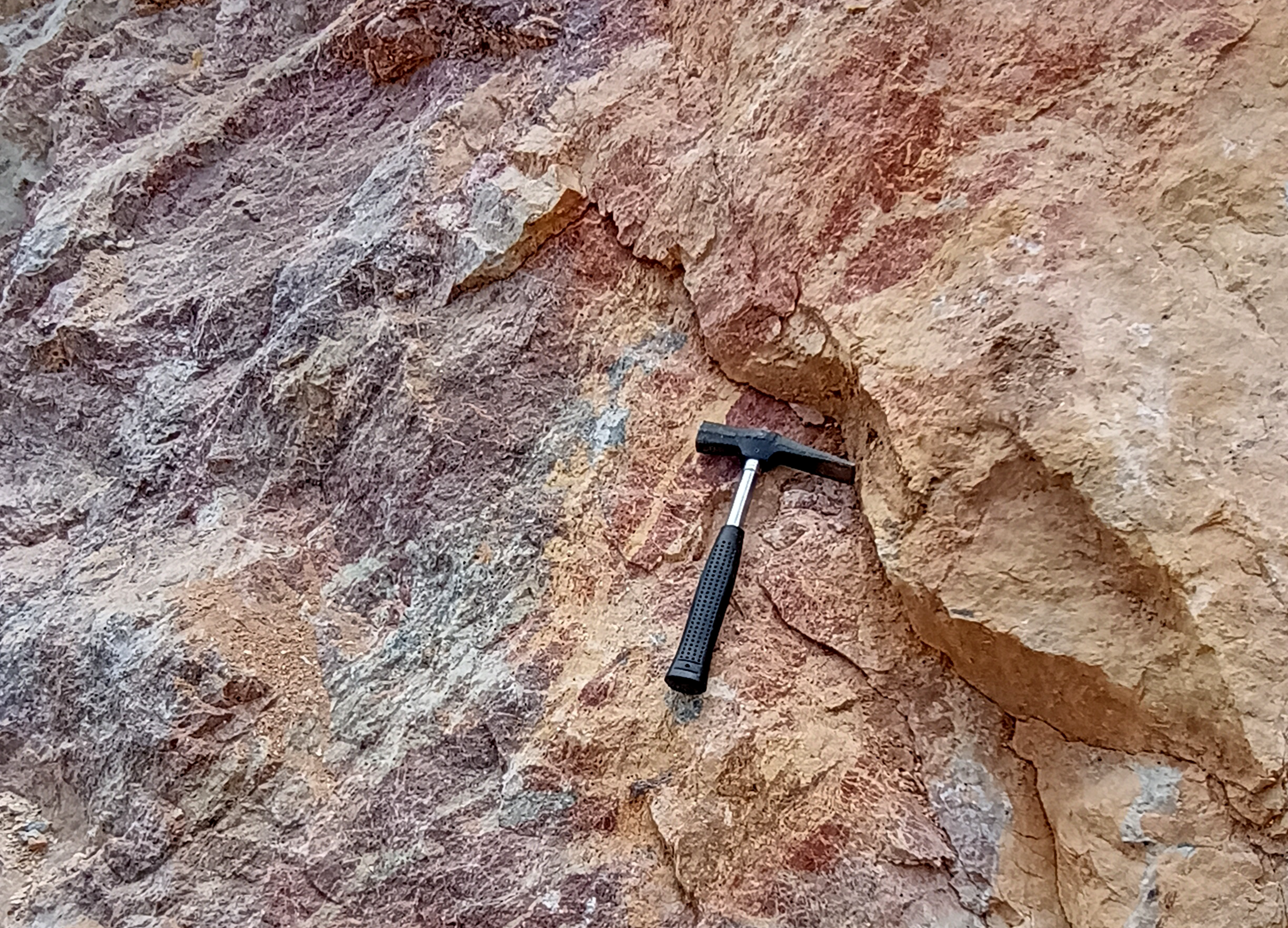 Mehrfarbiges Gestein